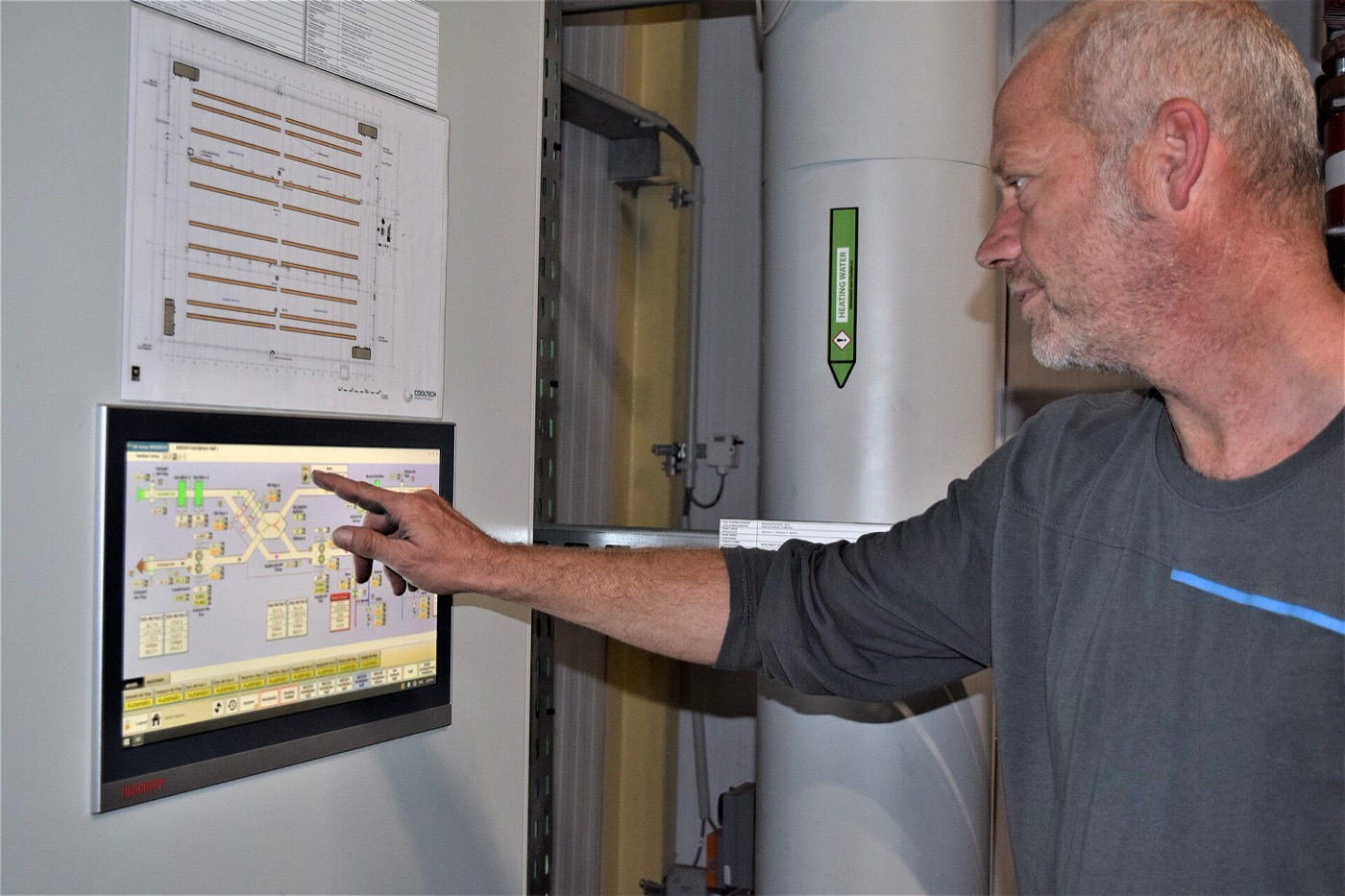 Tableau de Gestion Technique du Bâtiment dans un local technique tertiaire