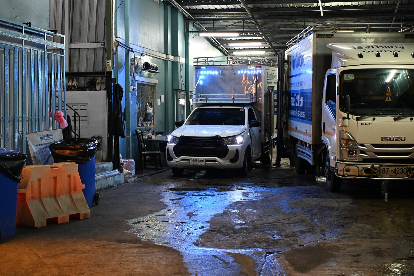 Destratificateurs installés en plafond d'entrepôt logistique
